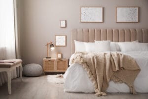 Cozy,Bed,With,Soft,Linens,In,Light,Room